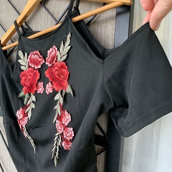 Black Rose Short Sleeve Open Shoulder Small Crop - Picture 2 of 2